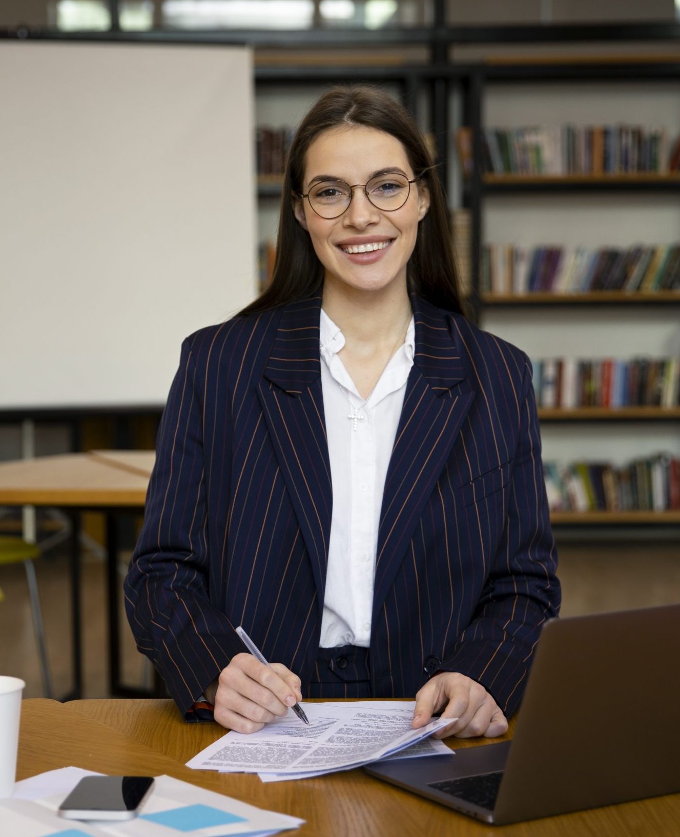 close up young business person doing internship scaled e1745666447932